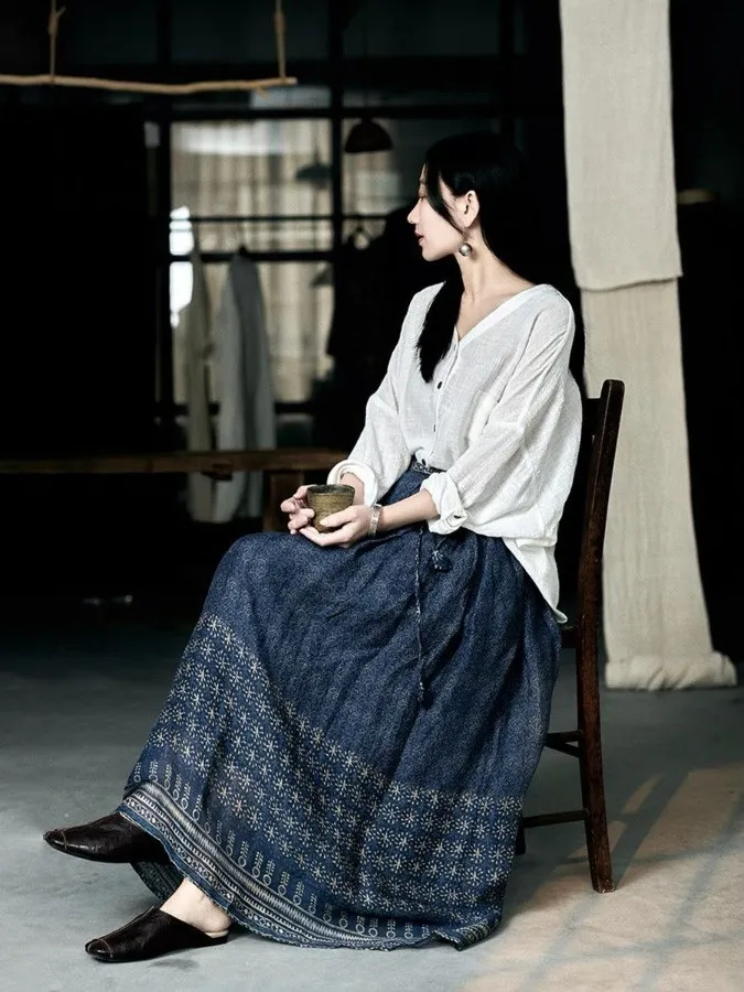 กระโปรงผ้าไหมทัสซาห์พิมพ์ลายสีน้ำเงินสไตล์ศิลปะชาติพันธุ์ ฤดูร้อน 2025 ทรงเอไลน์ ความยาวปานกลาง ผ้าสองชั้น