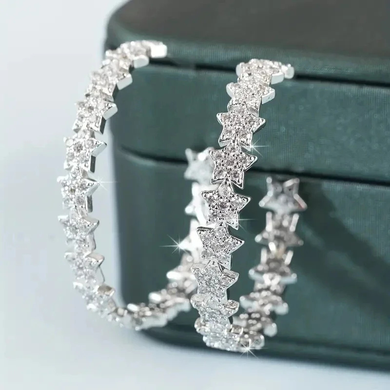 Huitan Funkelnde Stern-Creolen für Damen, Silberfarben, Elegante Süße Ohrringe, Luxuriöser Trendschmuck für Hochzeit und Party