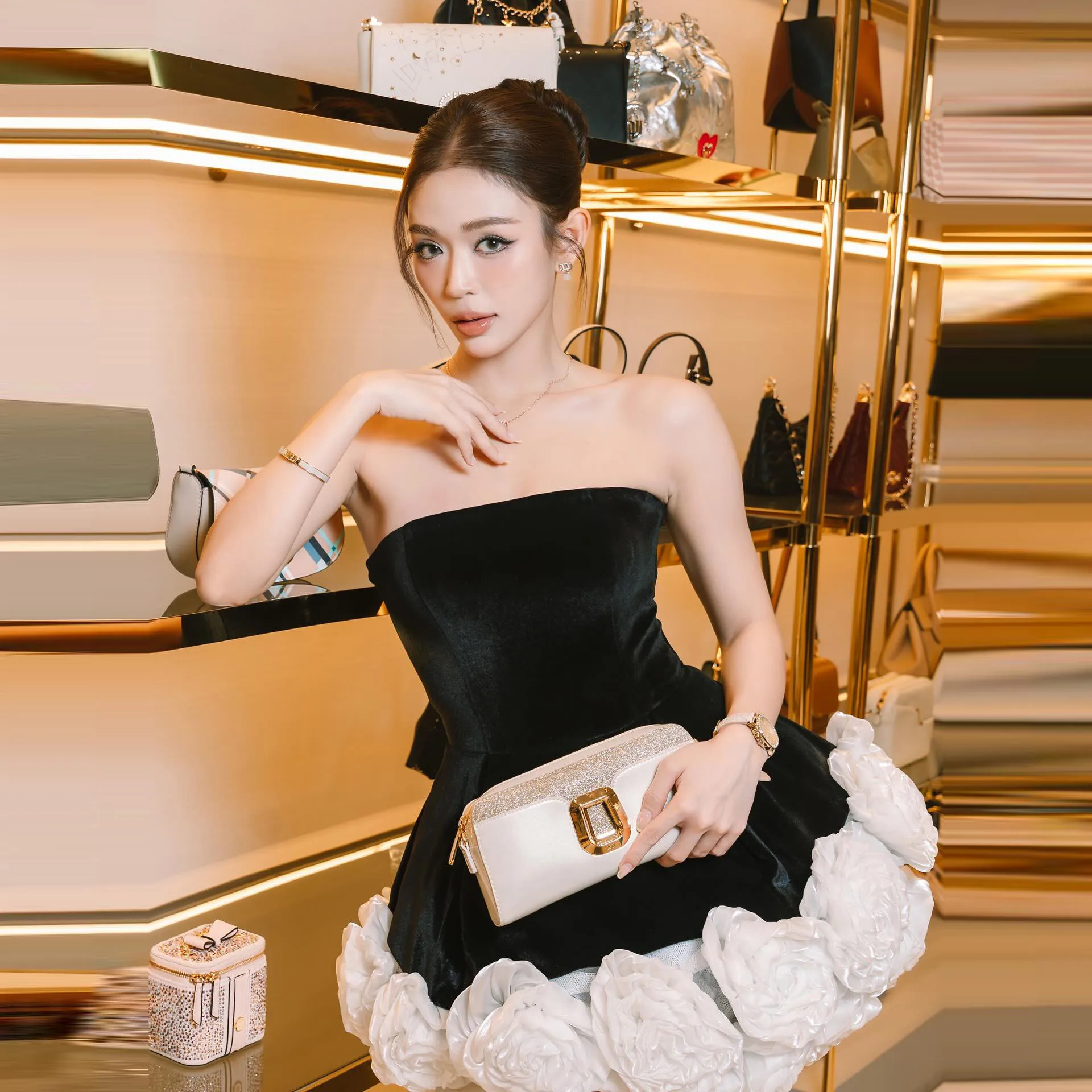 فستان قصير عصري موديل 2025 مشد مخملي أسود بدون حمالات مع كشكشة زهور بيضاء ثلاثية الأبعاد، فستان أنيق لحفلات الكوكتيل للتاريخ الليلي