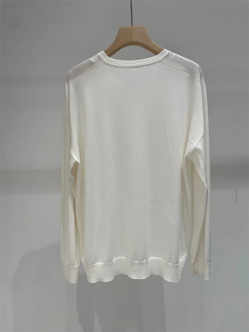 25 春夏の新 V ネック長袖ニットビーズチェーンファッション多用途トップ女性のための