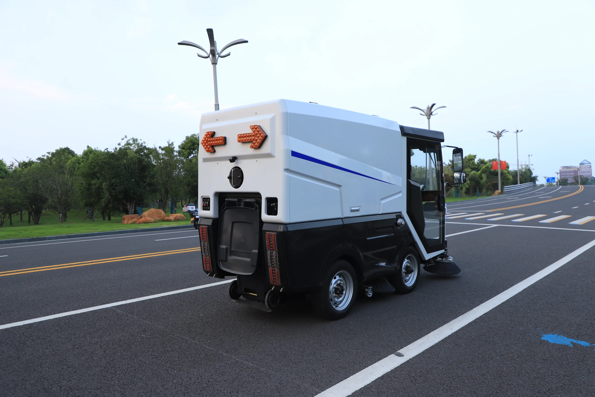 حار بيع عملية ذكية معدات التنظيف الطابق الغسيل نوع القيادة كنس الطابق الطريق مكنسة الصناعية