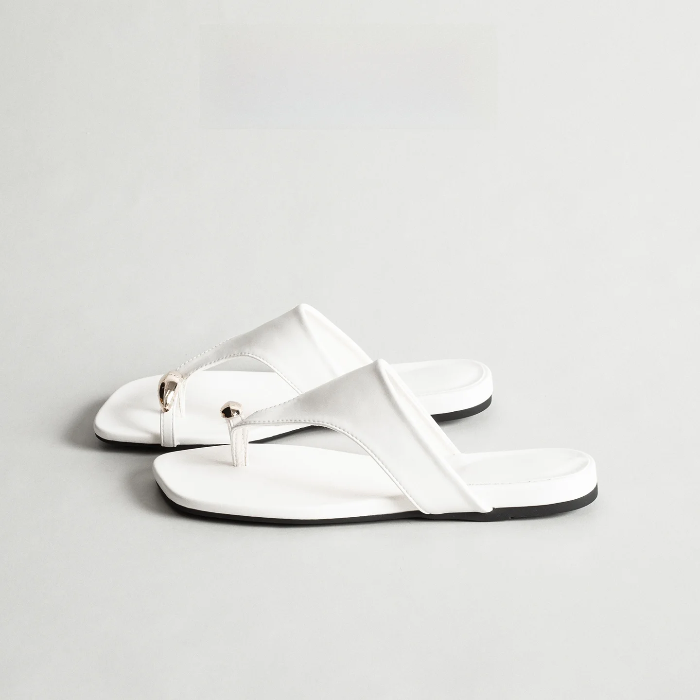 

White Leather 2025 New Style Metal Toe Thong Slippers Women Summer Outdoor Flat Bottom Unique Strap Beach Sandals
