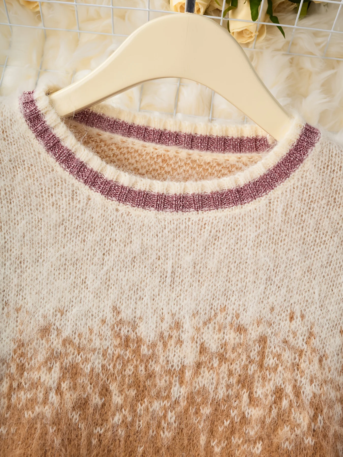 Delikatny damski sweter z gradientem kolorów, pluszowy, dzianinowy pulower, modny, wygodny, podkreślający temperament.