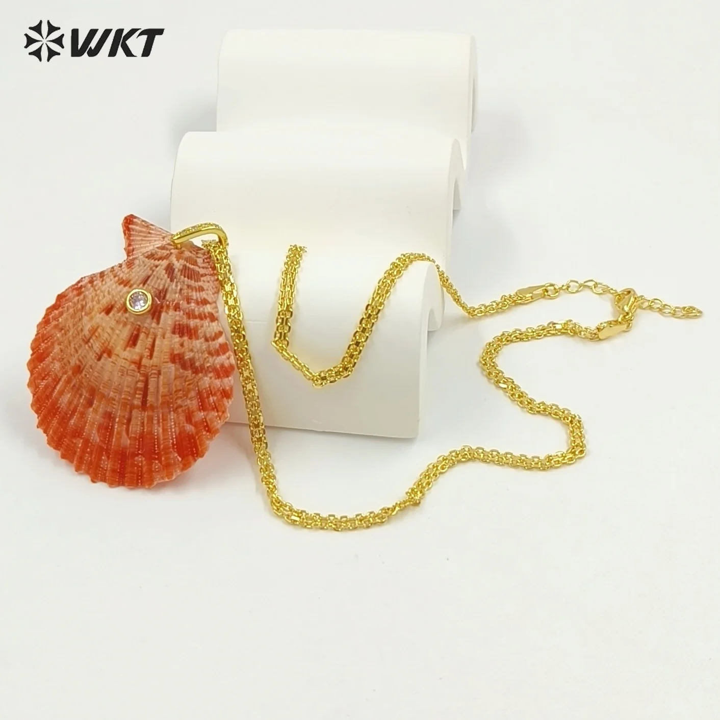WT-JN396 Beach Vibe Chain Colorful Yellow And Pink Scallop Shell Fans Shape Pendants With Zircon Paved Yellow Brass Necklace