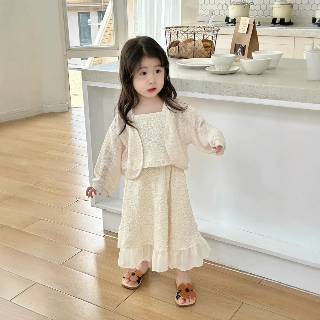 

Детская одежда, костюм для девочек, весна 2024, полая вязаная куртка для маленьких девочек, рубашка с бретельками, юбка, комплект из трех предметов