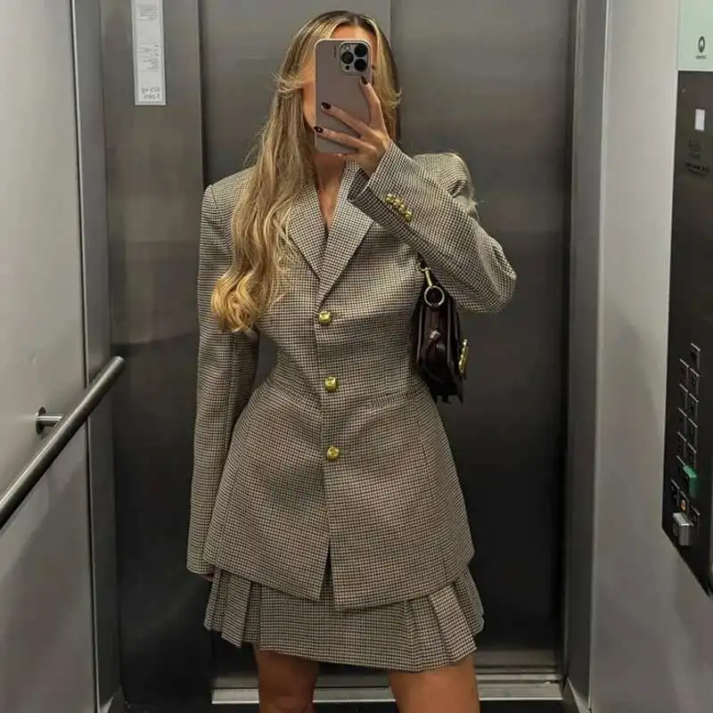 سترة نسائية عصرية من EAEOVNI بحزام خلفي وتصميم خصر مجمع سترة ضيقة واحدة الصدر ملابس ربيعية جديدة للمكتب للسيدات 2025