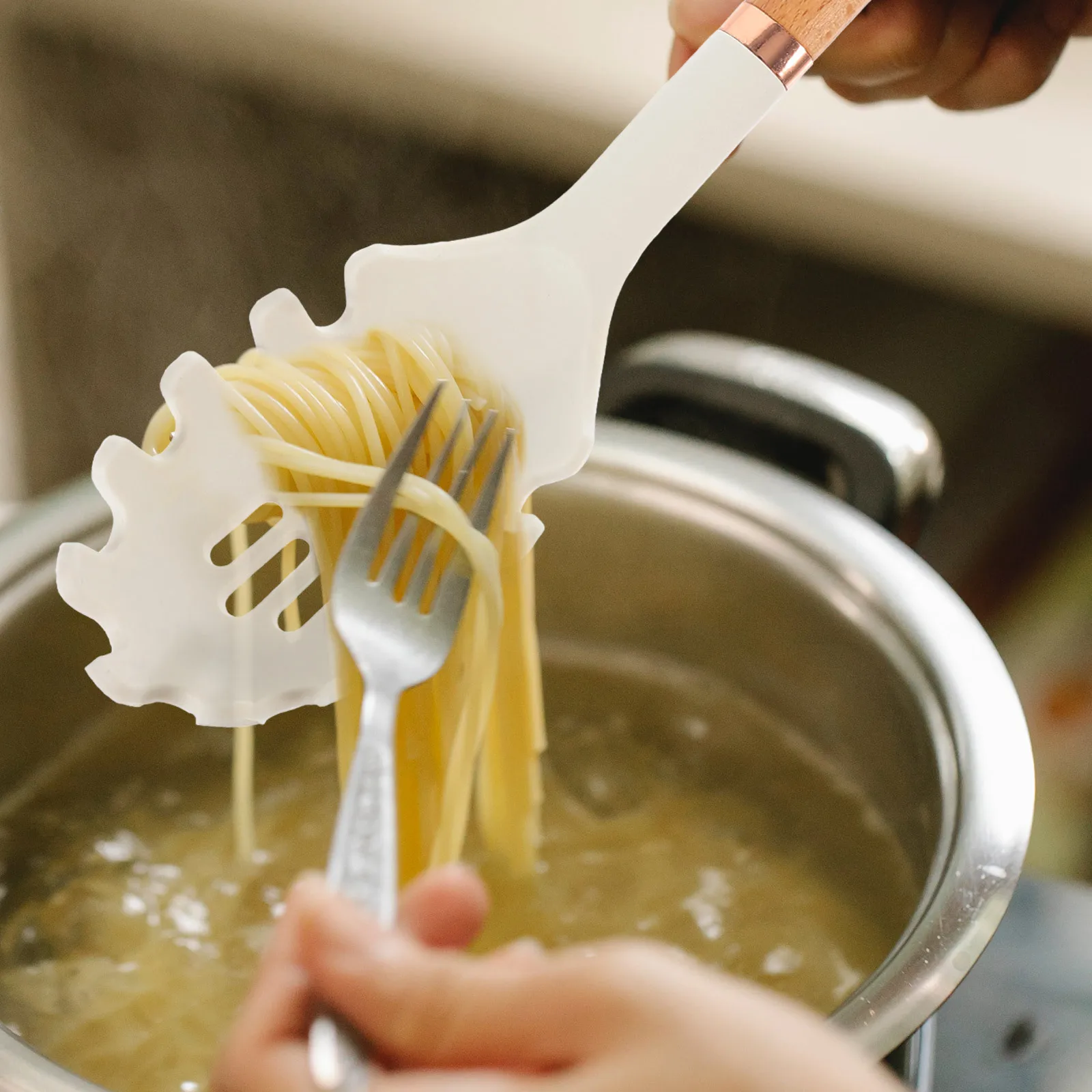 

Silicone Spaghetti Server with Wood Handle Stainless Steel Pasta Spoon Kitchen Cooking Tool Pasta Serving Strainer Spaghetti