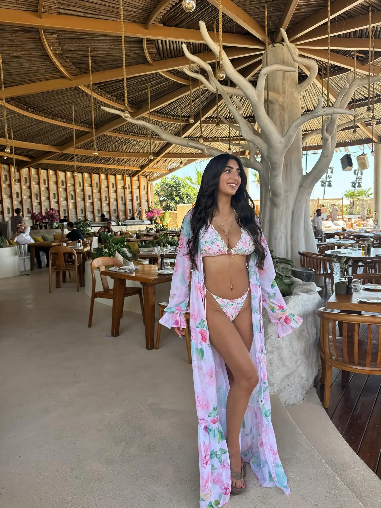 Elegancki zestaw bikini w kwiaty, różowy wzór z różami, z pasującym długim pareo, seksowny zestaw bikini wiązany, strój kąpielowy, odzież plażowa, letni glamour.