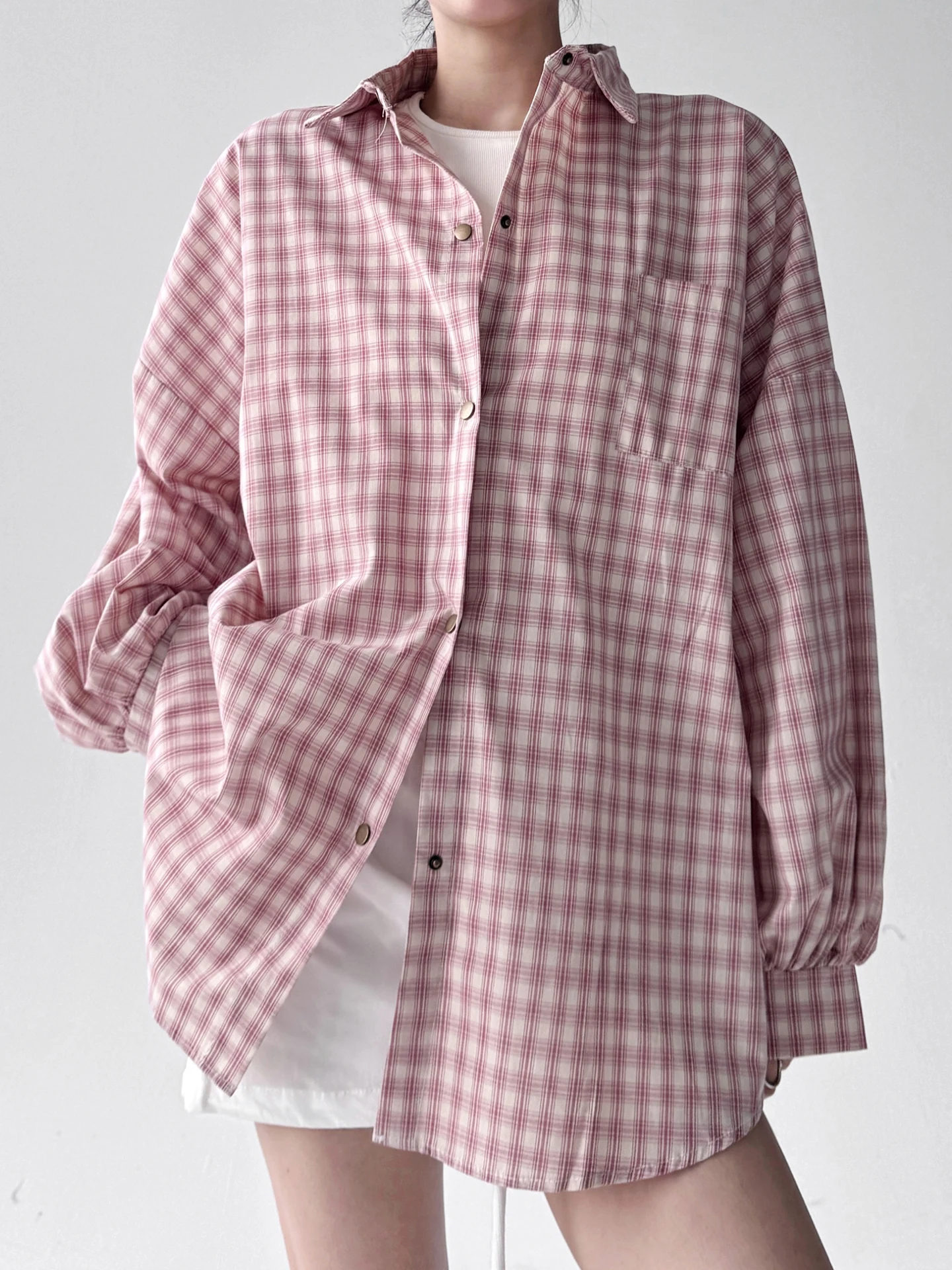 

Лето 2022. Женский клетчатый повседневный универсальный свободный утягивающий топ с длинным воротником-свечом средней длины из полиэстера.