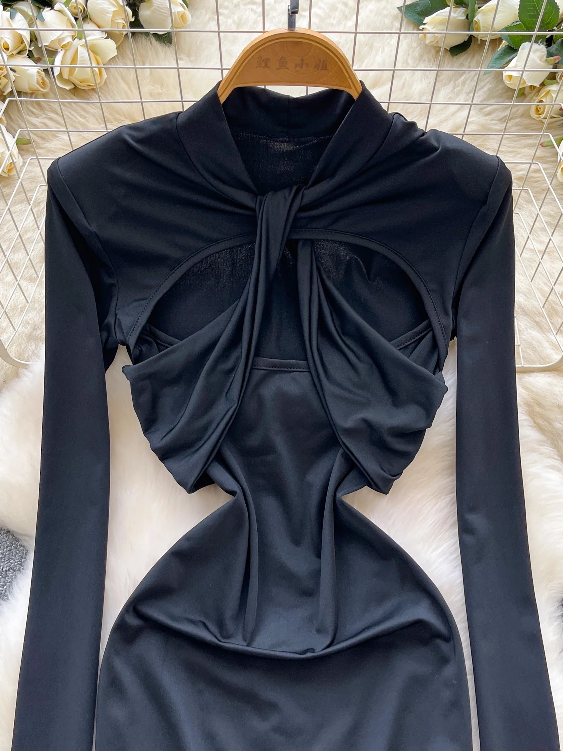 เดรสสั้นสีดำเซ็กซี่แบบมีรอยตัดแต่ง แบรนด์ Foamlina แฟชั่นผู้หญิง ตกแต่งไหล่ด้วยฟองน้ำ แขนยาว ทรงเข้ารูป เหมาะสำหรับงานปาร์ตี้และคลับ  คอลเลคชั่นฤดูใบไม้ร่วง 2025