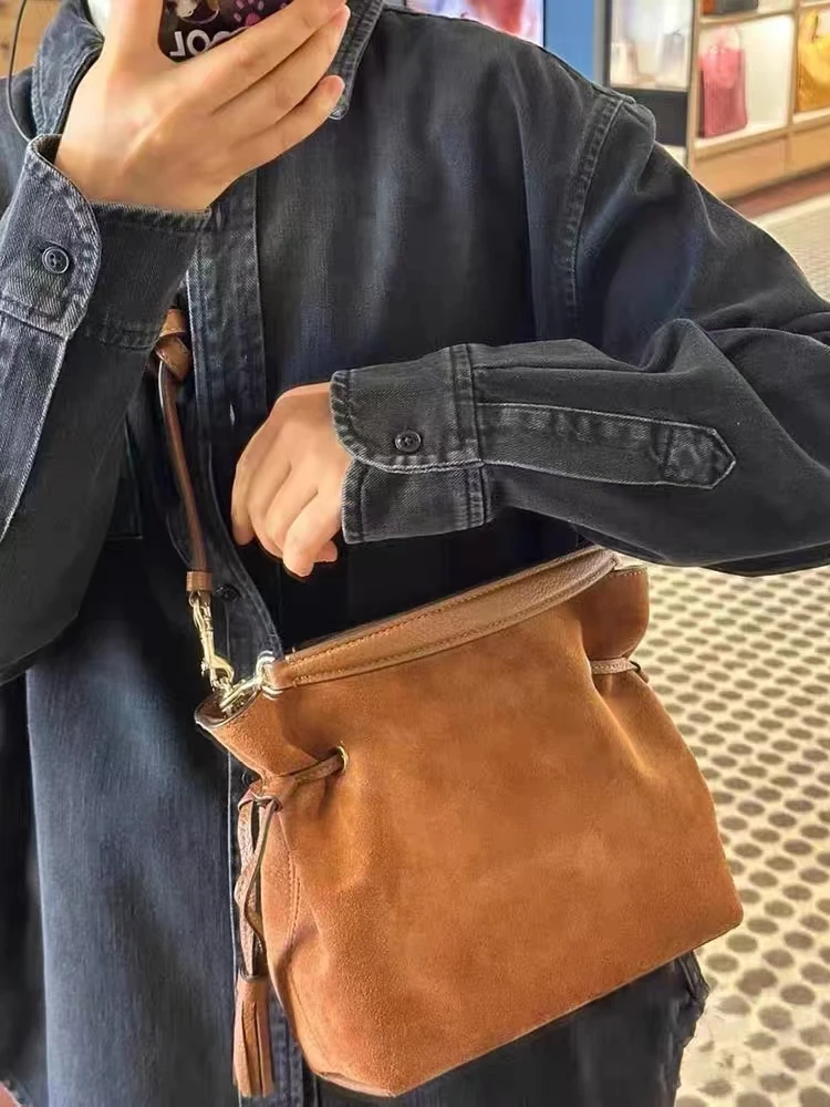 Women Brown Large Capacity Commuter Retro Tote Bag Plush Drawstring Water Bucket Bag Tassels Design One Shoulder Crossbody Bag