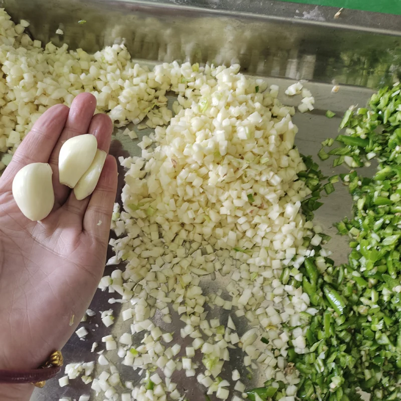 

Автоматическая машина для резки кубиками кубиками овощей, мяса, сыра, ананаса, лука, моркови, зеленого перца и чеснока, помидора