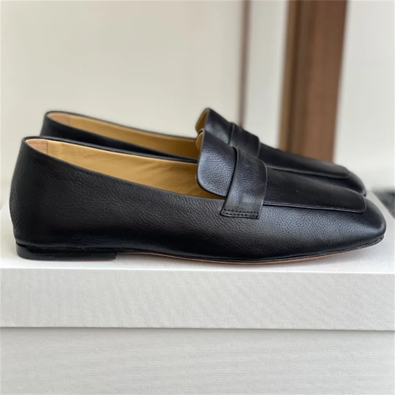 

Новые туфли Le Fu изготовлены из отборной зернистой кожи и создают современный и популярный силуэт с квадратным носком. Каждый шаг ful