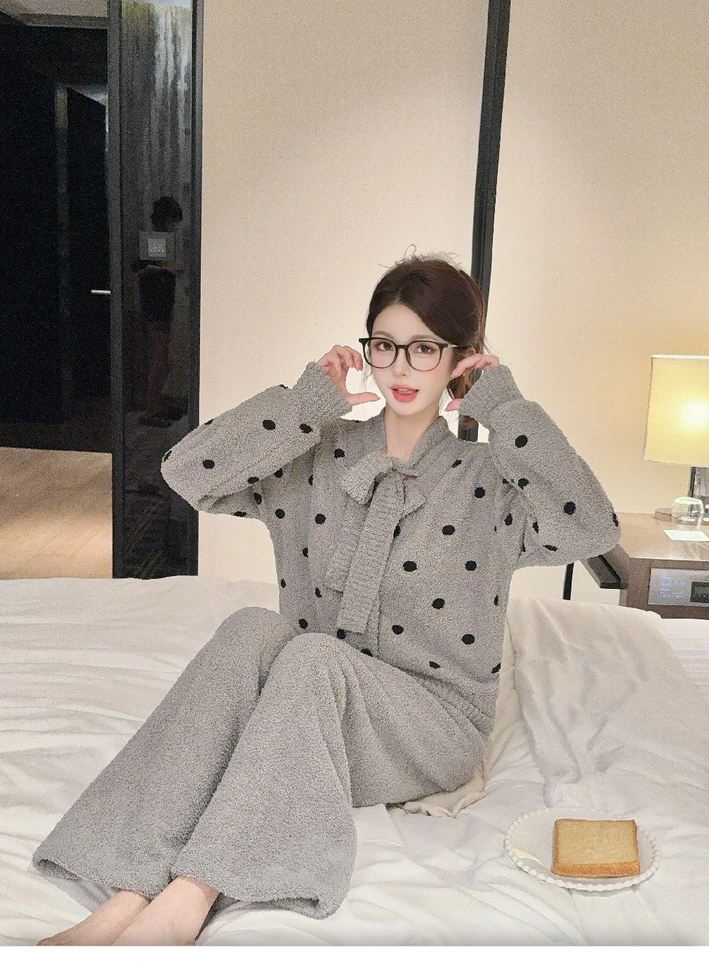 

Комплекты пижам: зеленые женские пижамы с клетчатыми укороченными брюками-капри, топом на пуговицах с воротником, праздничным принтом, в расслабленном стиле, однотонные, повседневные, весенние, унисекс