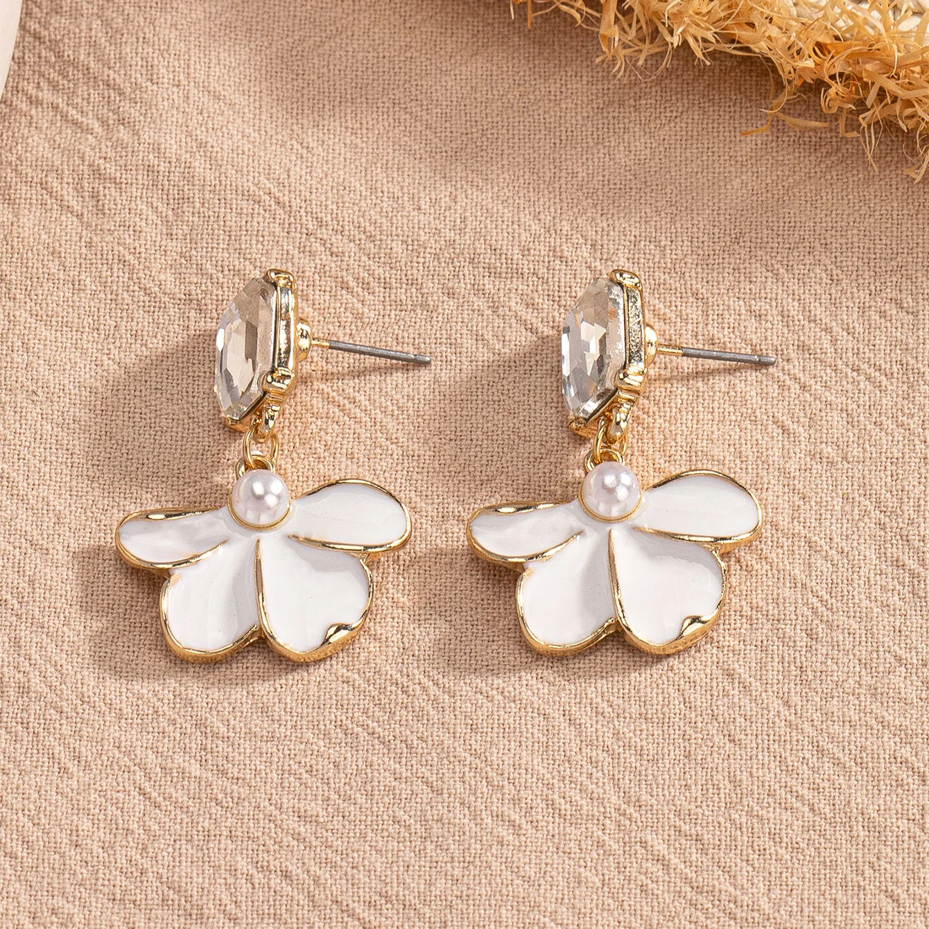 Stud Earrings For Women White Fan-shaped Flower Shape Inlaid Imitation Pearls Imitation Gemstones Retro Temperament CE208