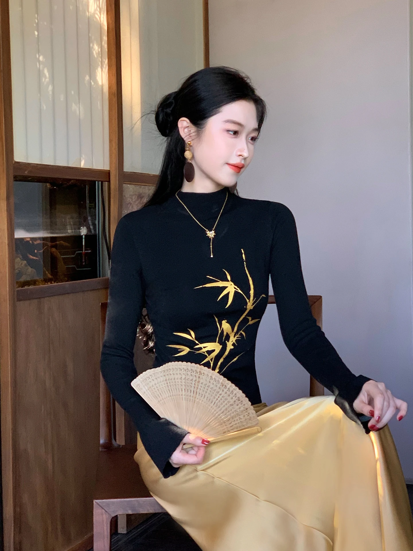 

Комплект из трикотажного топа и юбки с шелкографией для женщин: красивый, с золотой вышивкой, новый китайский модный комплект