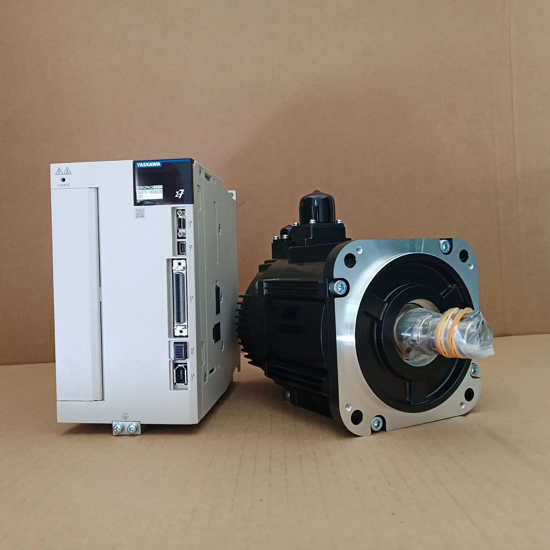 

2025 Yaskawa Servo Motor SGM7J-04AFC6S New Original 400W With Oil Seal