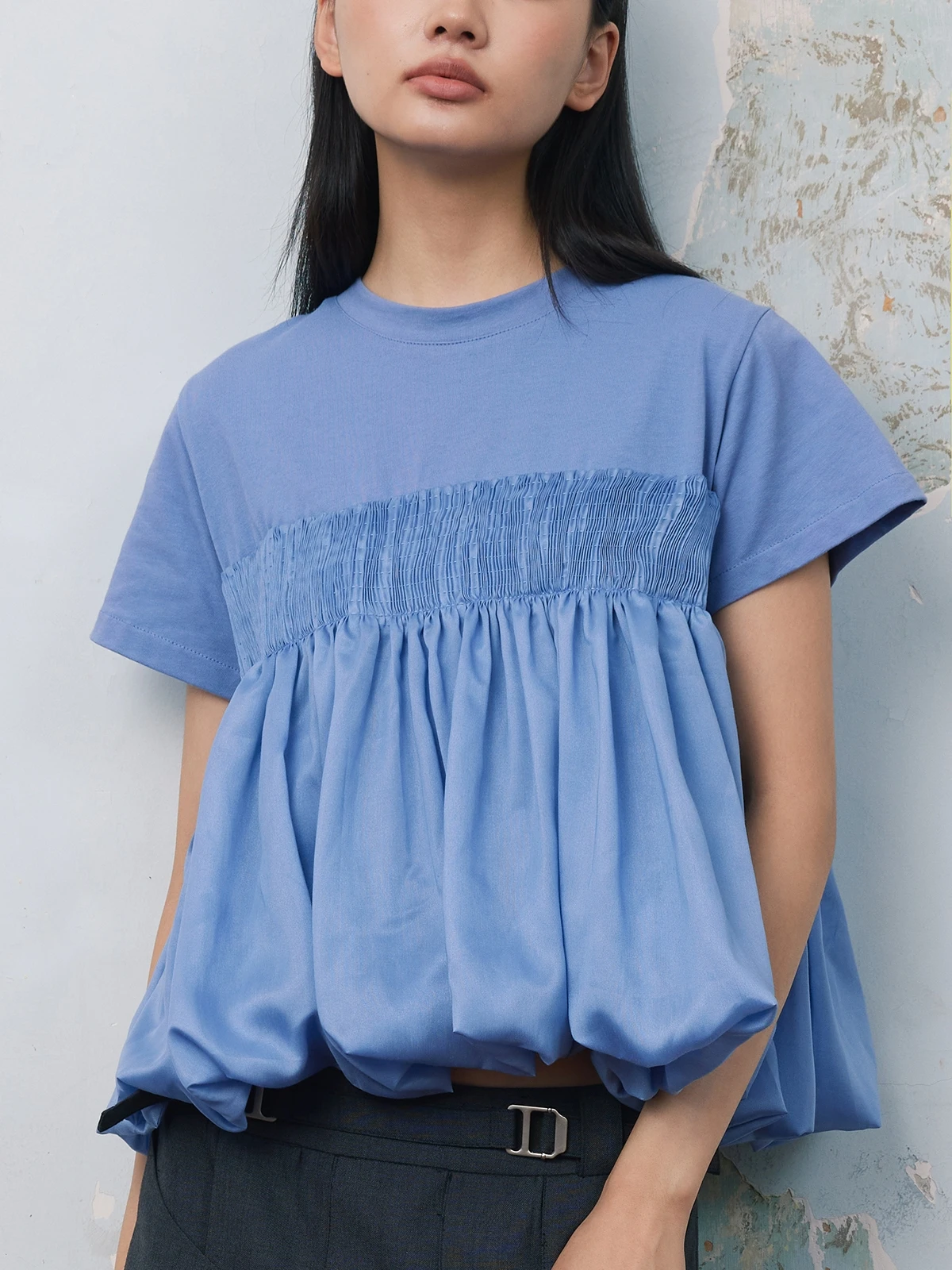 

Органическая летняя футболка из коллекции Summer Capsule Series, сине-белая, ручной работы, плиссированная, в стиле пэчворк, женская, свободного кроя, с коротким рукавом и круглым вырезом.