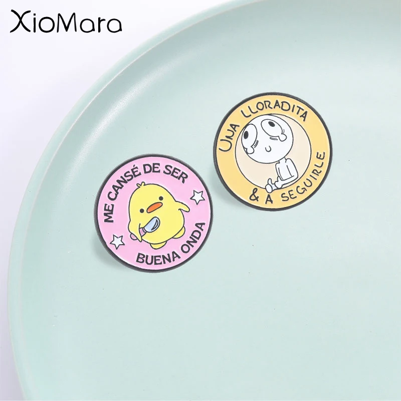 Creative Round Spanish Text Enamel Pin, Fun Yellow Duck and Crying Figure Design Badge, Fashion Accessory, Gift for Friends