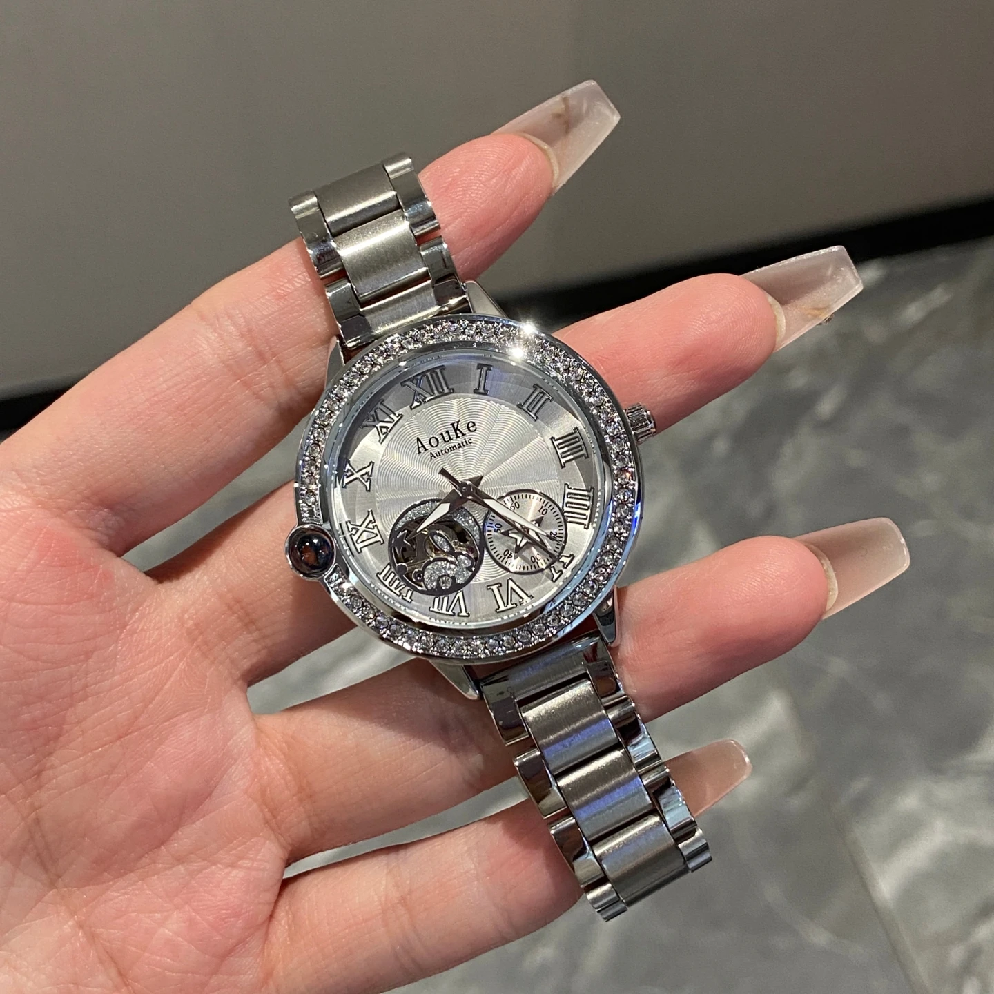 2025 ساعة ميكانيكية مجوفة جديدة للنساء مزاجه فاخر كامل الماس الميكانيكية ساعة نسائية عادية موضة ساعة هدية