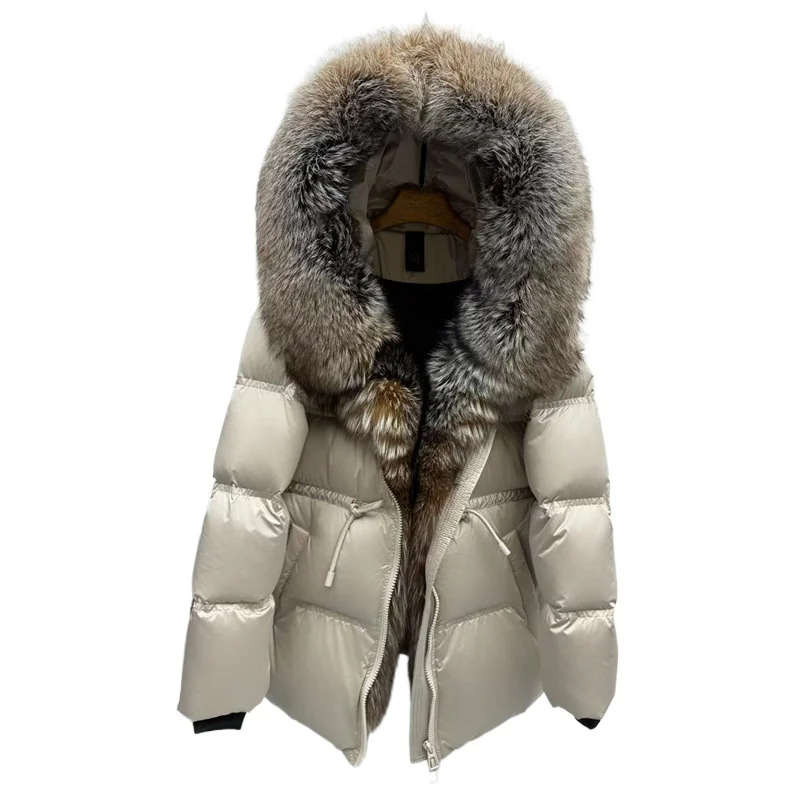 

Европейская коллекция 2025: Новая роскошная женская удлиненная куртка из белого гусиного пуха с большим воротником из натурального меха лисы, утепленная.