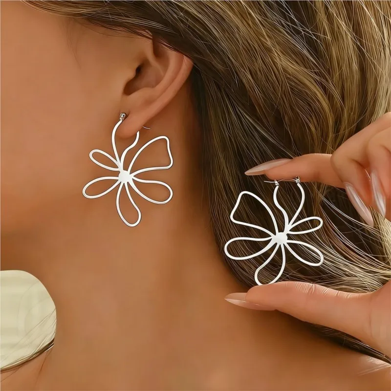 New Fashion Golden Flower Hoop Earrings for Women Exquisite Hollowed Out Lines Earrings Jewelry Accessories