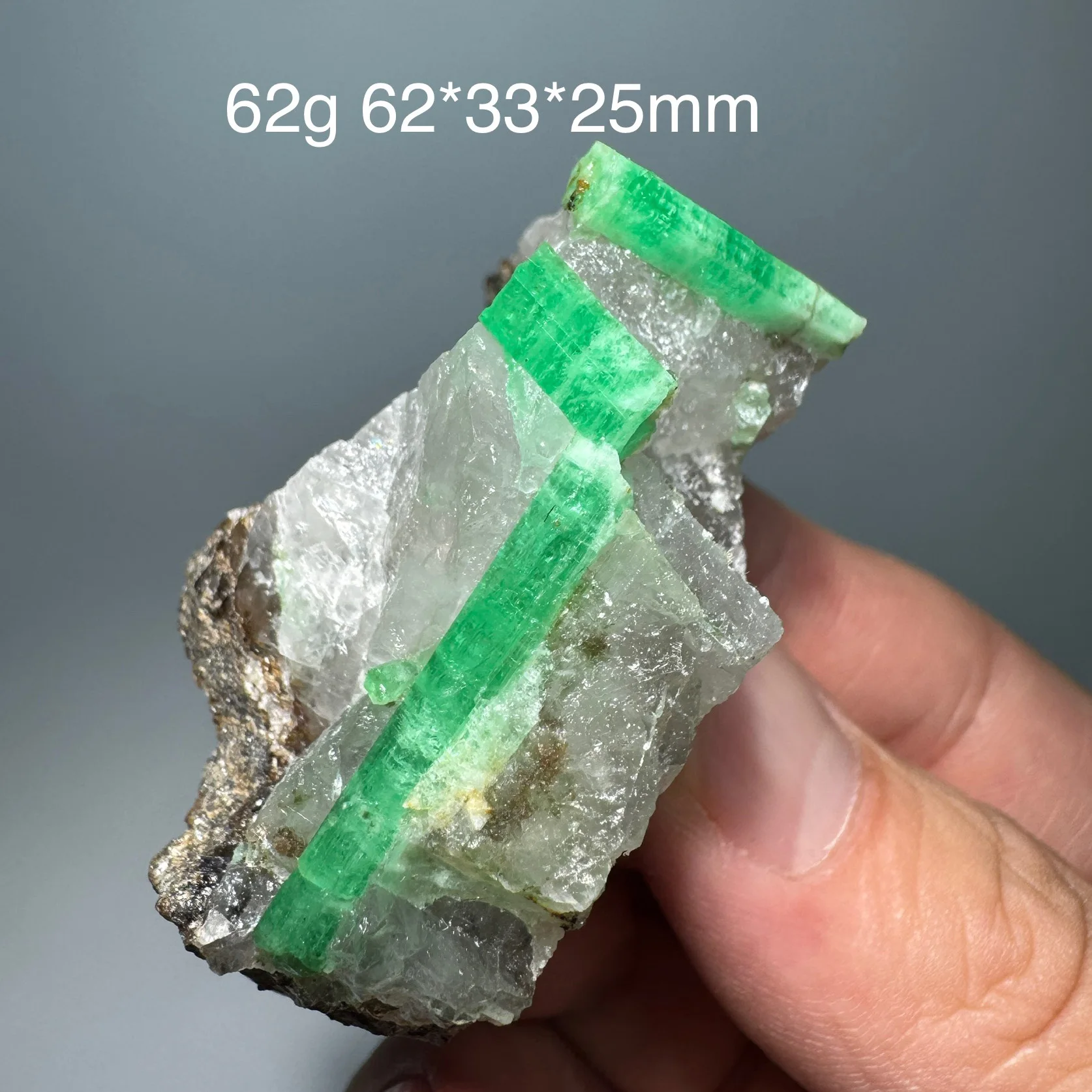 عينة معدنية من الزمرد الطبيعي + بلورات كوارتز شفاء وأحجار كريمة صخرية #1