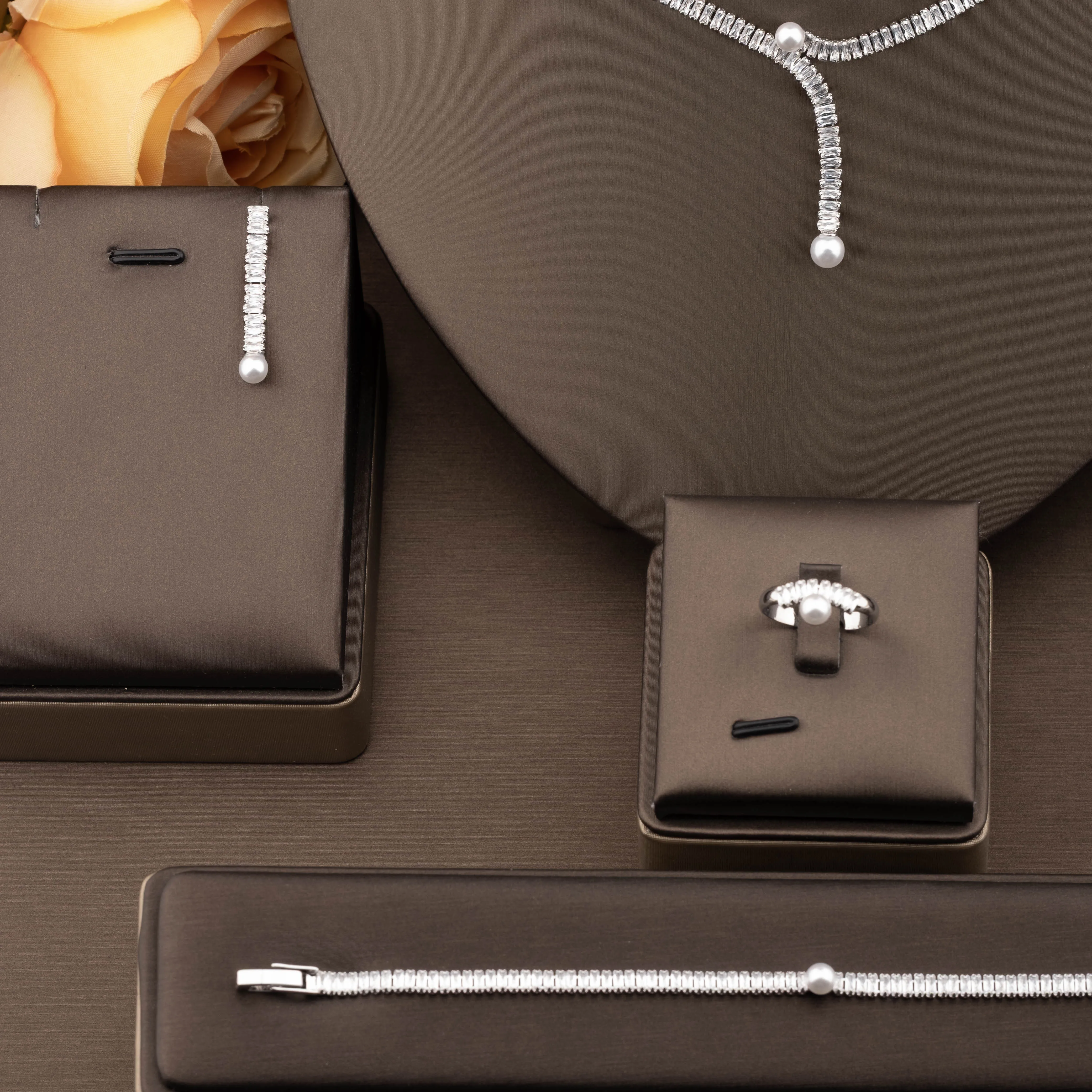 1 set of luxurious and elegant jewelry set with sparkling cubic zirconia and interlaced faux pearl design, suitable for women to wear at weddings and banquets. Gift box not included