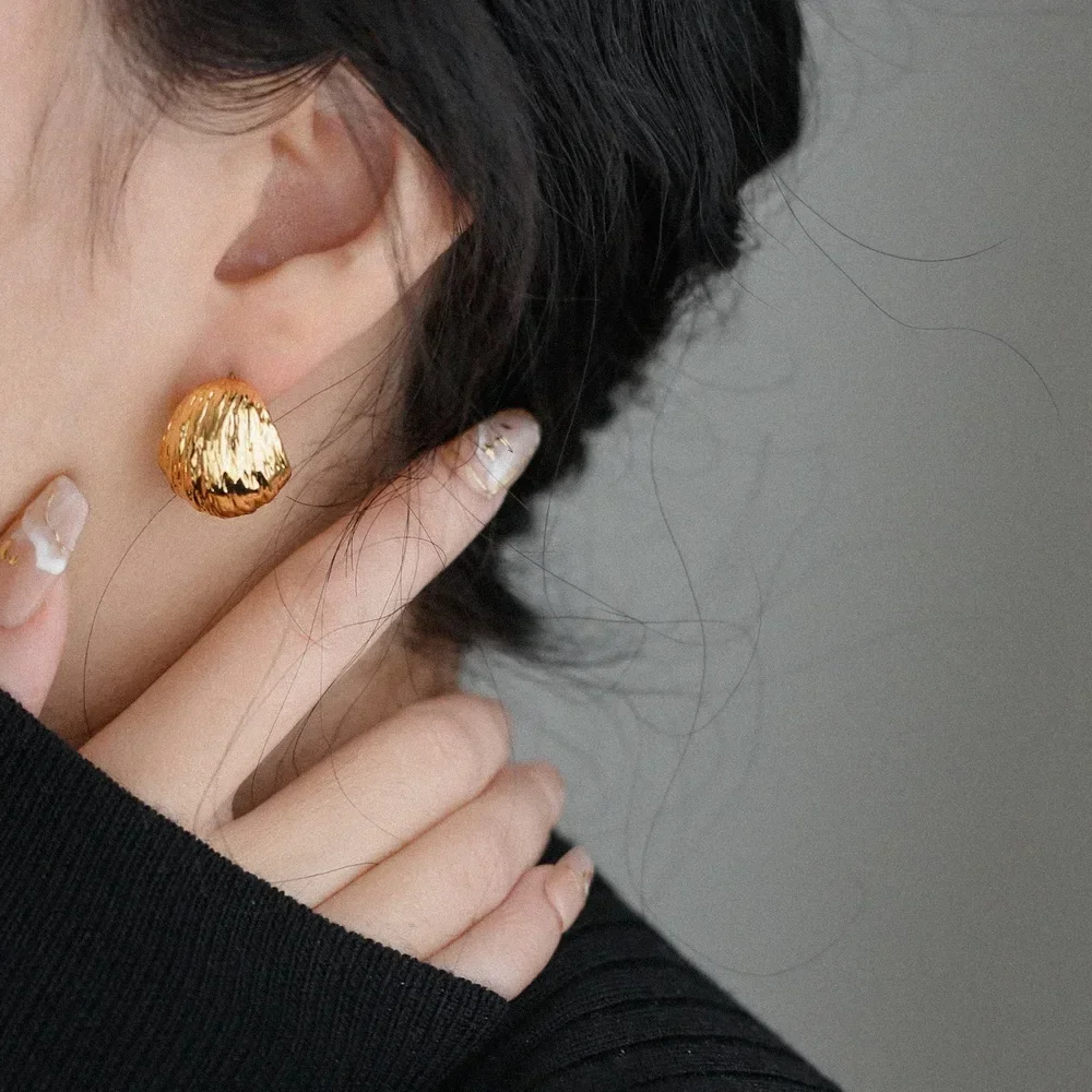 Niche high-end brushed texture pleated earrings semicircular C-shaped stud earrings