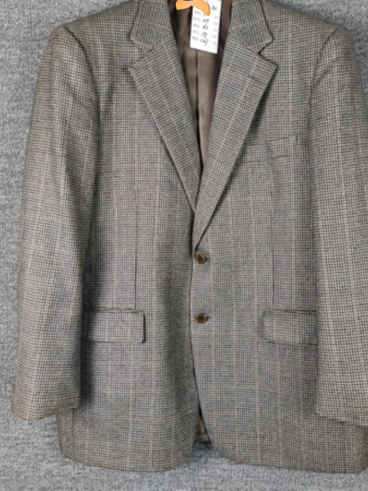 

Unleash your inner gentleman with this stylish men's suit jacket. It's a cut above the rest 4258