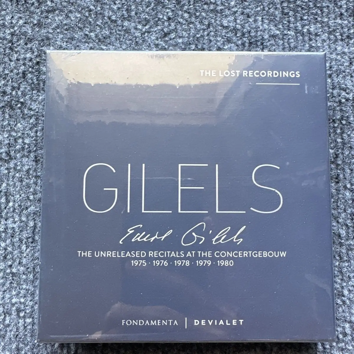 

Набор классических музыкальных альбомов с 5 компакт-дисками, записываемых знаменитым пианистом в ресторане концертного зала в Европе.