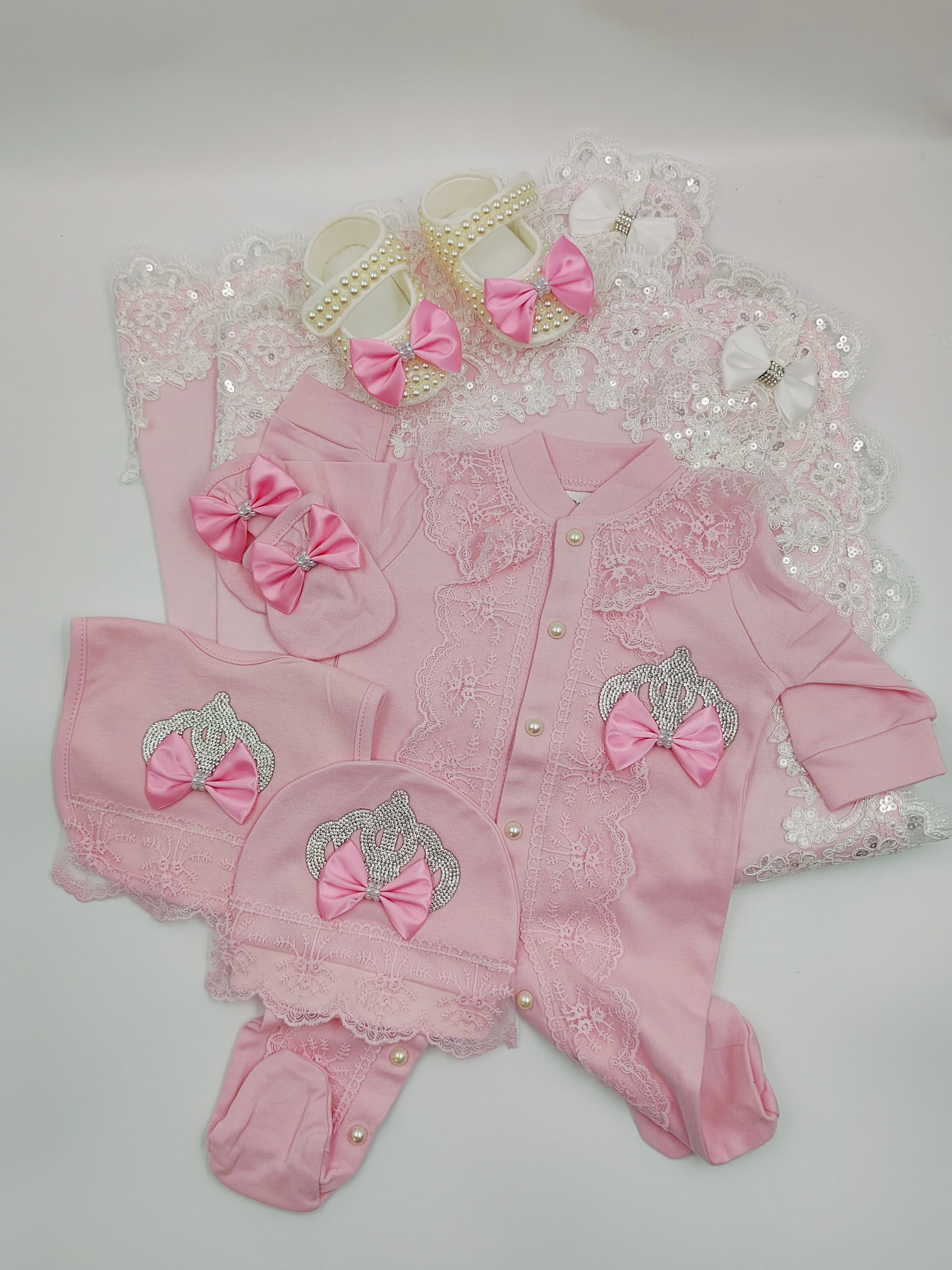 

Dollbling Pink Crown 6-Piece Set For 0-3M Baby Girls–Bodysuit Swaddle Blanket set Pajamas Layette for Photo Show Holiday Gift