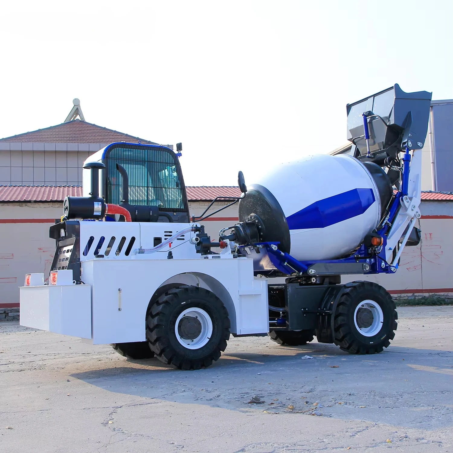 2.5 Cubic Multifunction Self-Loading Concrete Mixer Small Self-Loading Concrete Mixer Truck