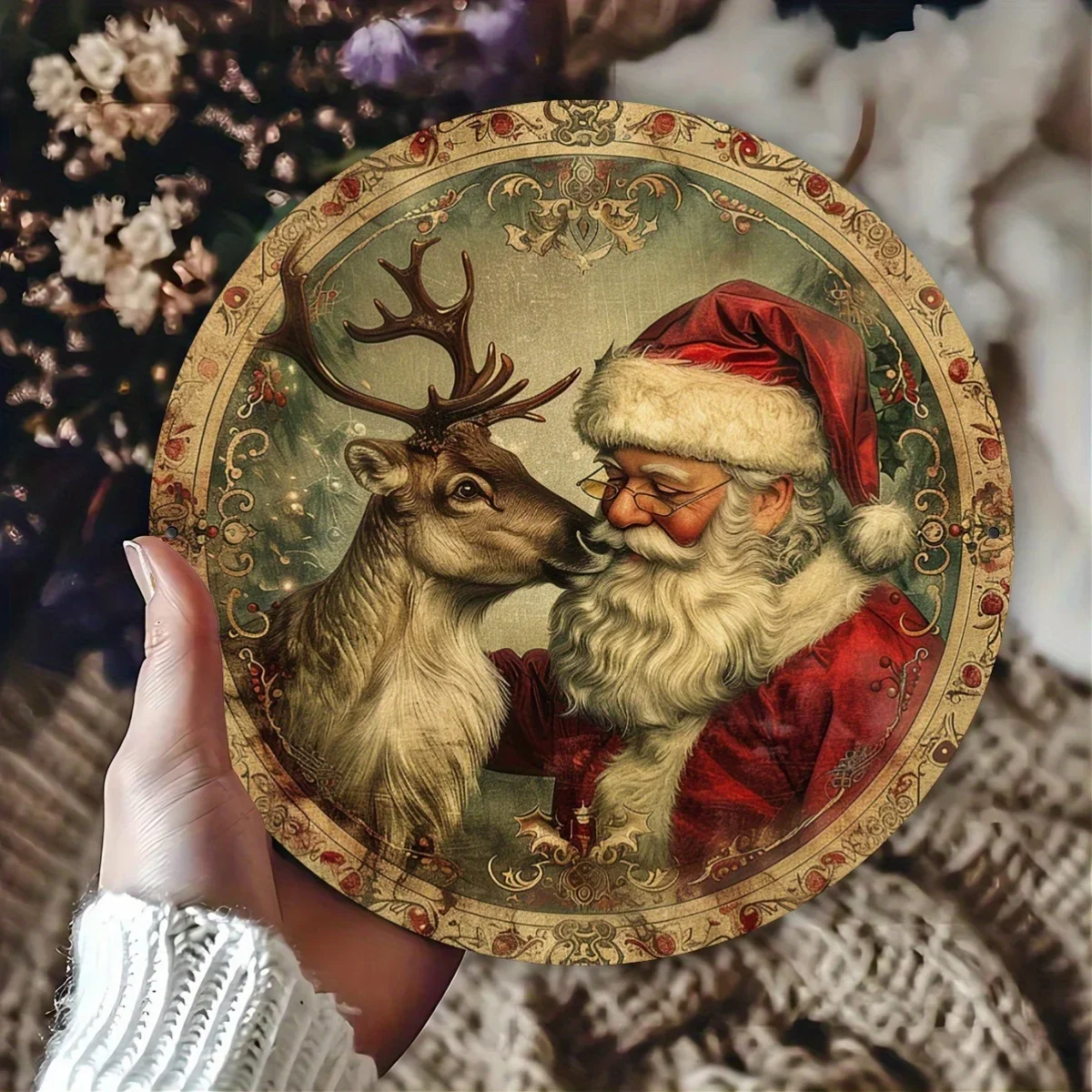 لوحة فنية جدارية معدنية عتيقة من سانتا والرنة - لافتة رقائق مسطحة ثنائية الأبعاد مع رقاقات الثلج وحدود هولي، فن جداري عتيق لعيد الميلاد