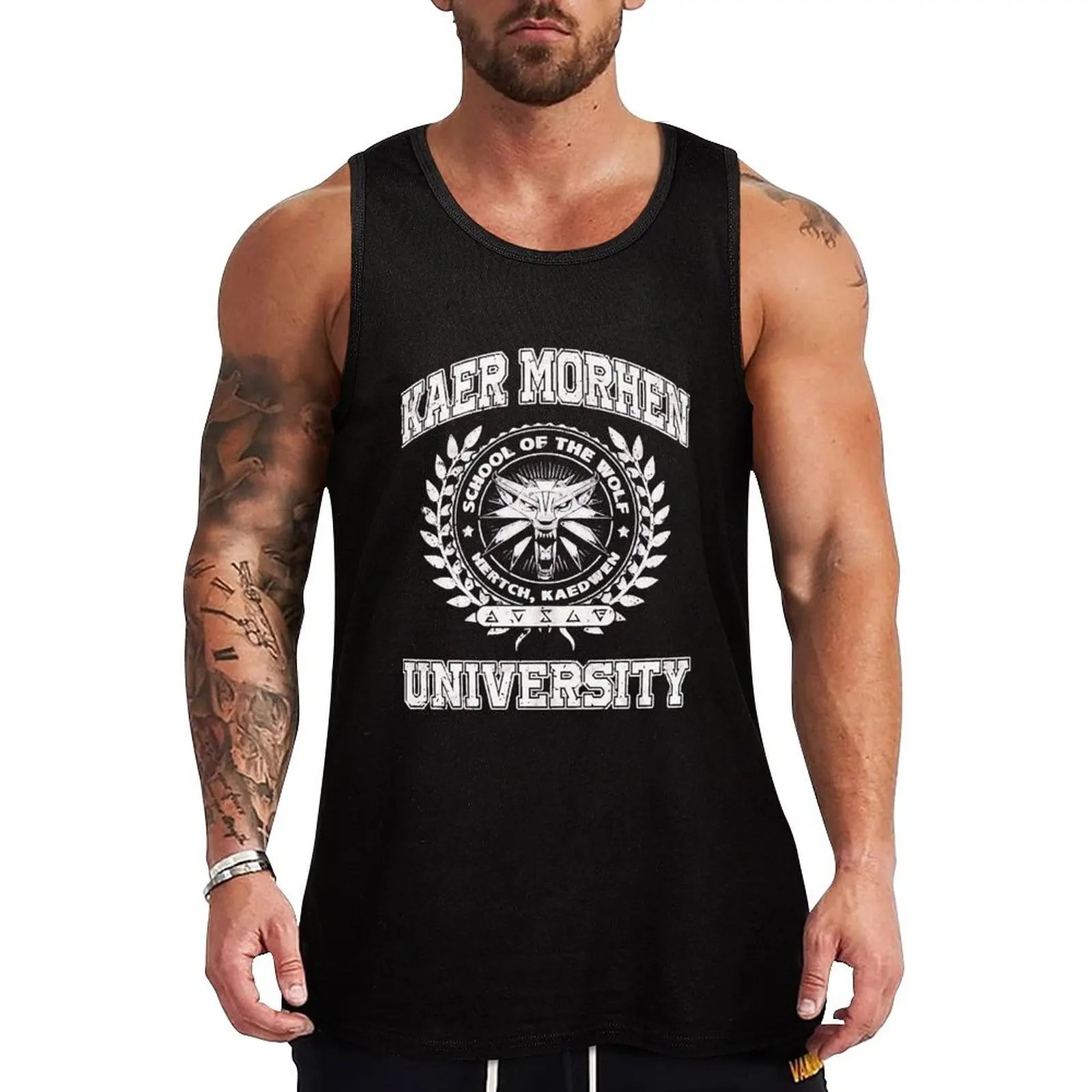 Camiseta regata da Universidade Kaer Morhen com estampa retrô e vintage sem mangas