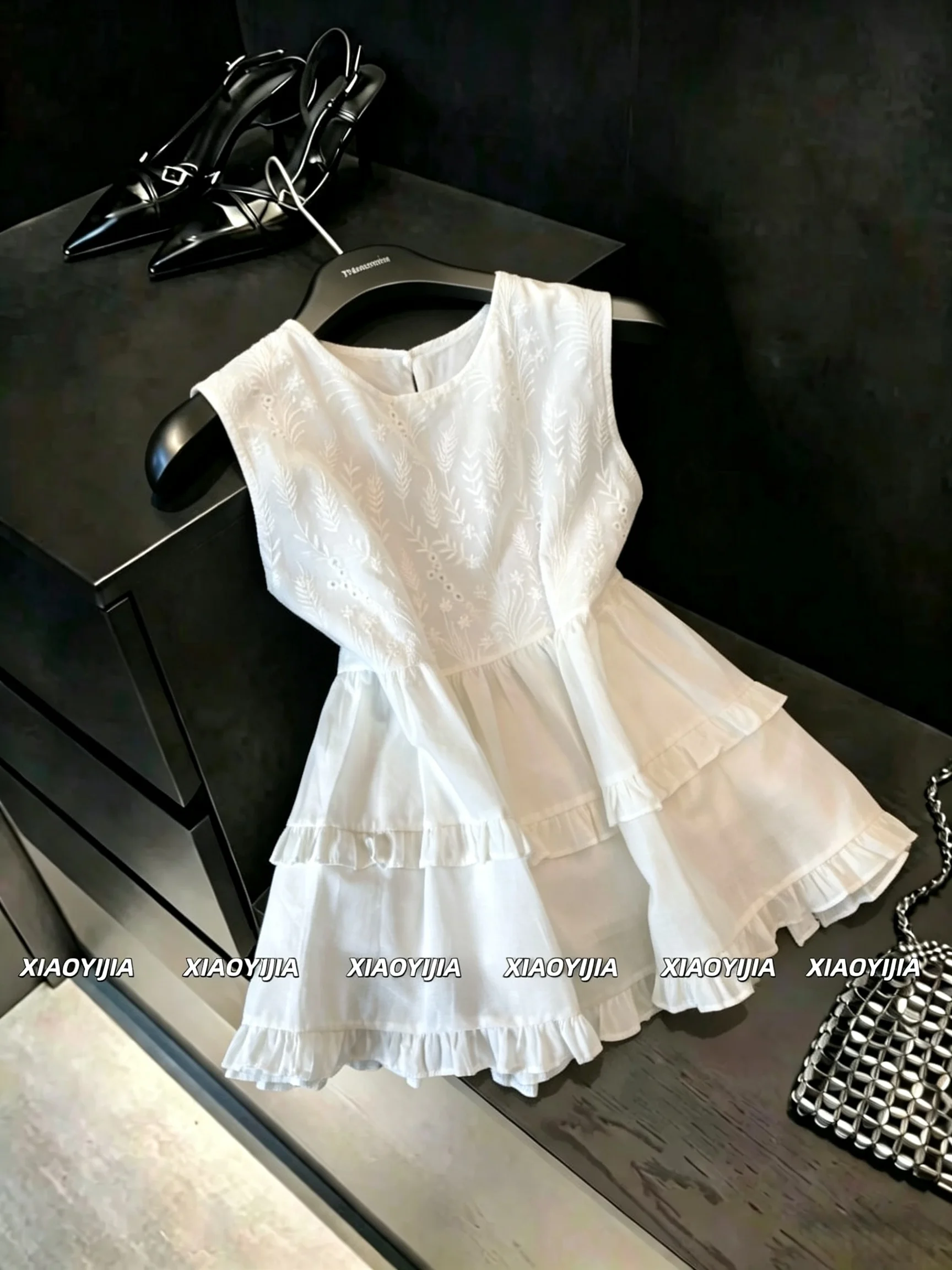 

Elegant Embroidered Sleeveless Shirt Women's Summer Slim Fit Top with Wood Grain round Neck Button Detail Polyester Fiber