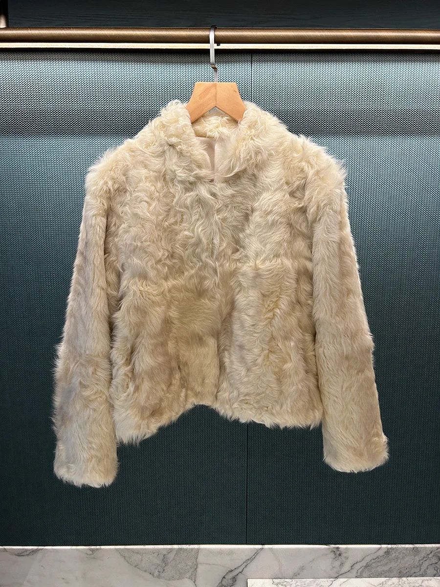 Natürlicher gewellter Lammfellmantel mit integriertem Pelzfutter