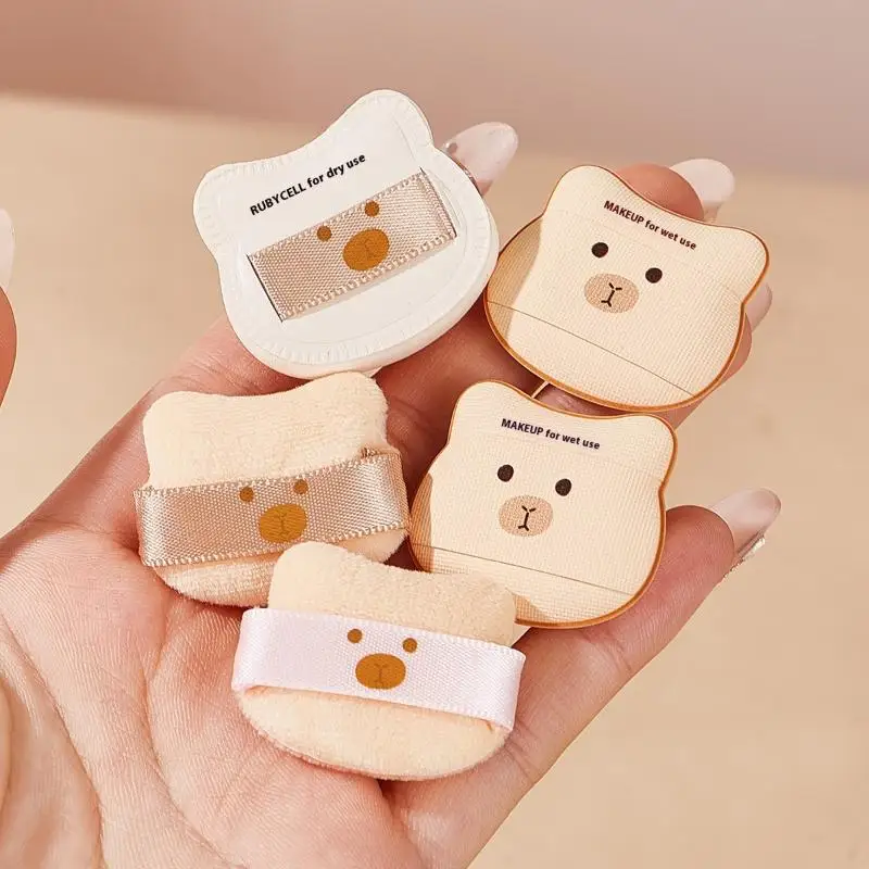 5-teiliges Set aus weichem, bequemem Beflockungs-Schwamm für den Nass- und Trockengebrauch, Mini-Fingerspitzenquaste, süßes Bären-Puderquaste-Set für Make-up-Anwendungen