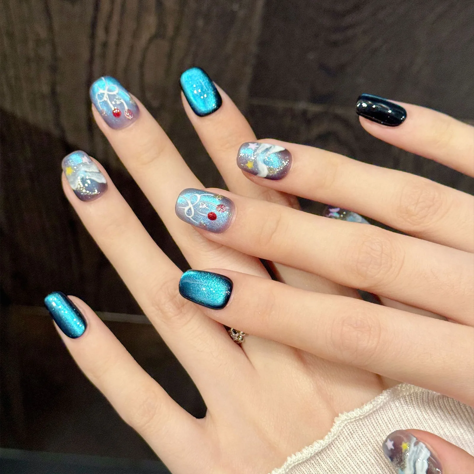 10 pièces presse à la main sur les ongles, faux ongles carrés courts bleus yeux de chat brillants faux ongles portables conceptions d'étoiles de nœud papillon