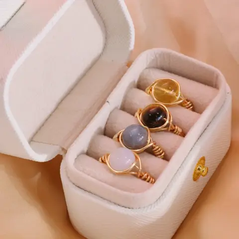 Conjunto de anel de pedra colorida de 4 peças, conjunto de caixa de presente com lápis-lazúli em forma de conta redonda incrustada, pedra da lua, citrino, ametista