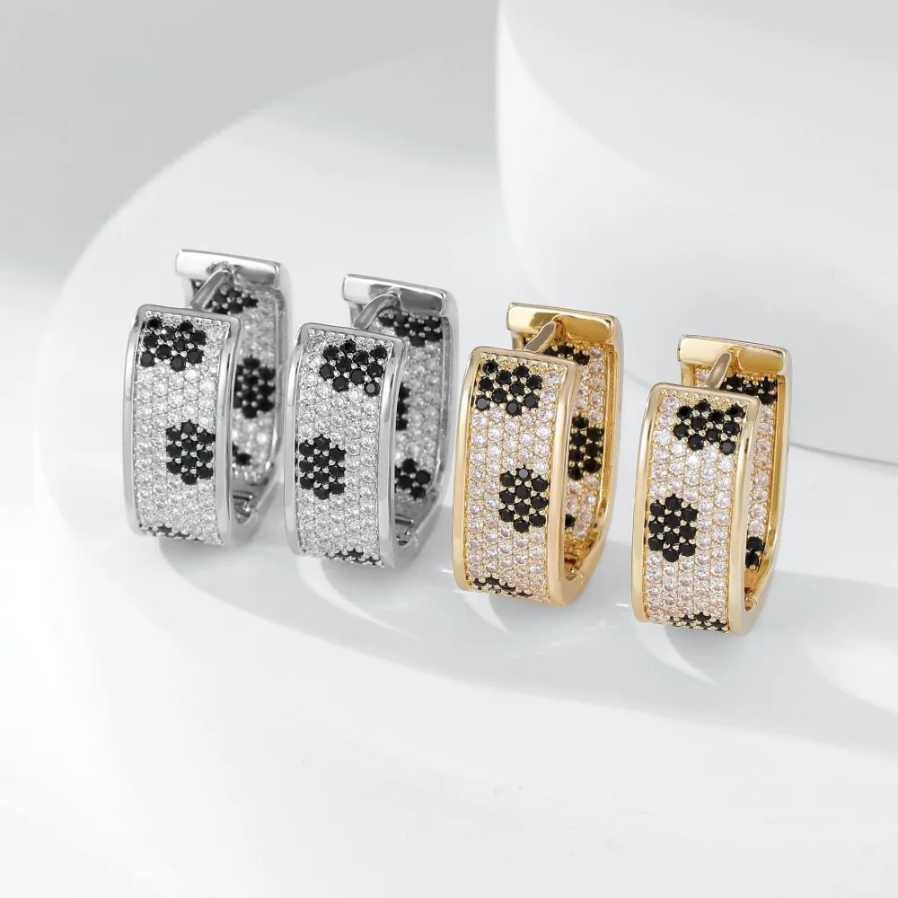 

Unique snake pattern design earrings. New retro U-shaped ear buckle with leopard print speckled synthetic zircon design.