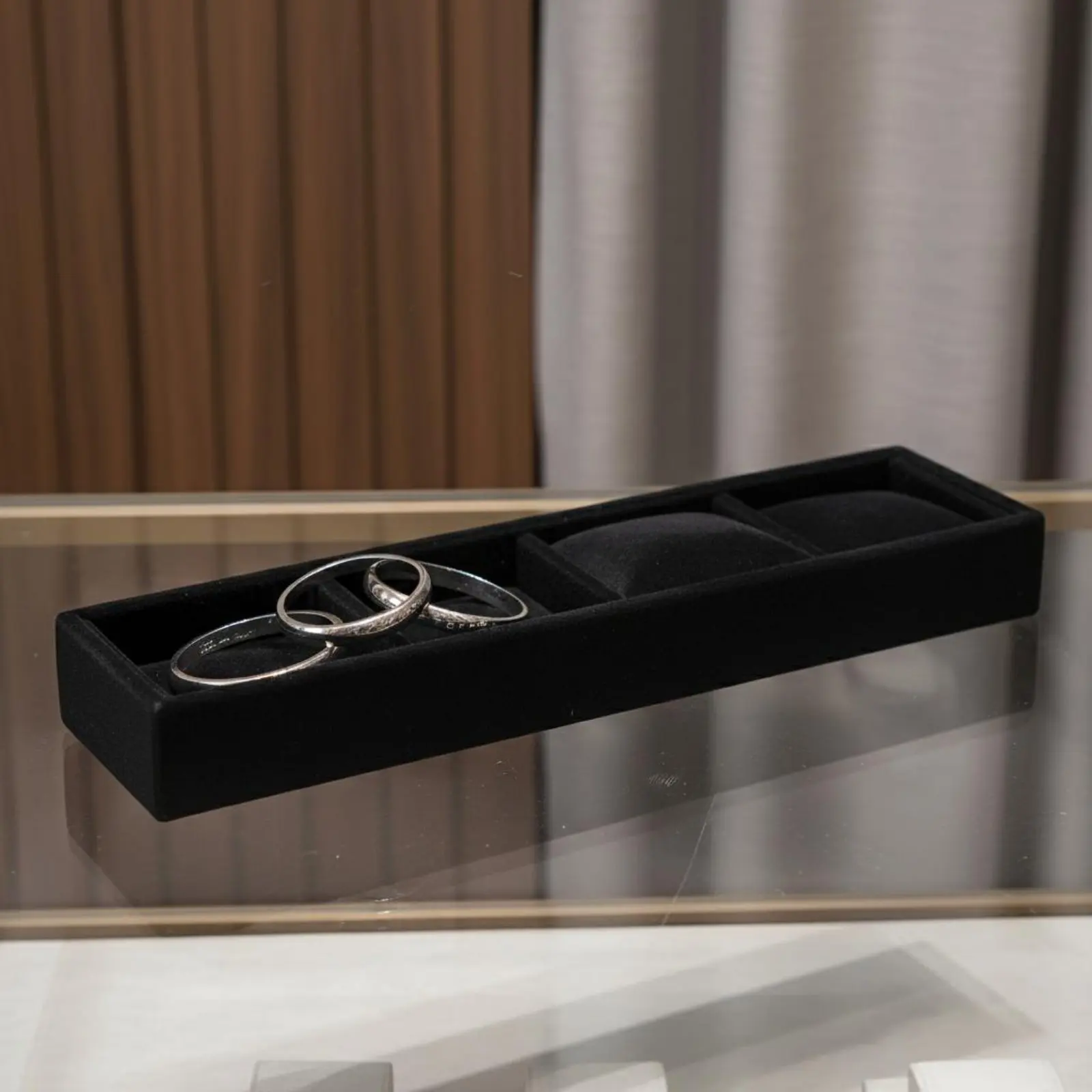 

Роскошный демонстрационный лоток для ювелирных изделий с защитой от царапин, подушками и органайзером для хранения браслетов – отличный подарок для витрины