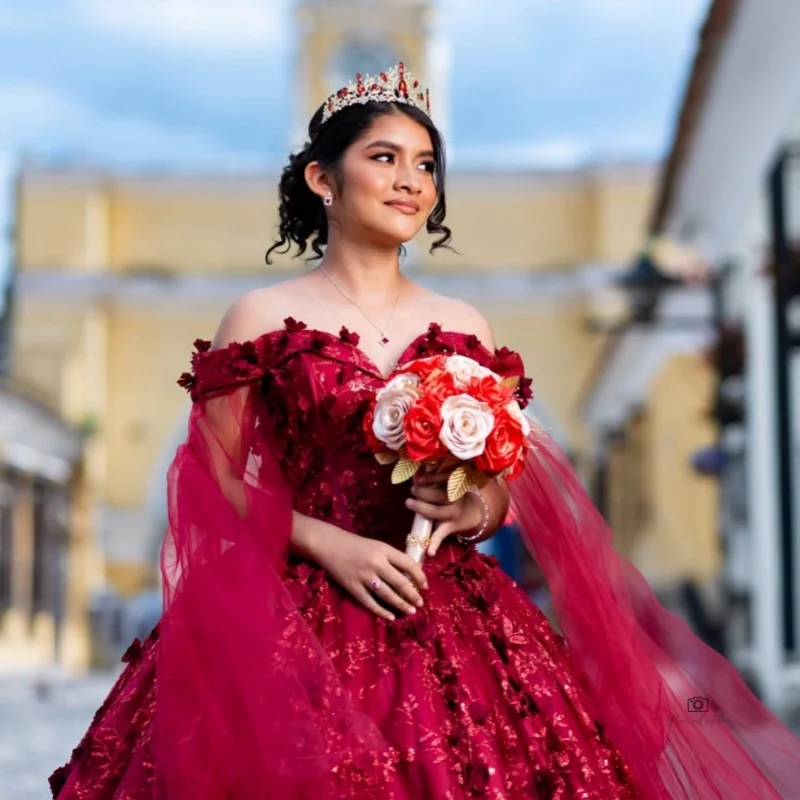 

Блестящие красные платья Quinceanera с открытыми плечами, блестящие кристаллы, 3D цветочная наклейка, длинный хвост, Vestido 15, Quinceanera по индивидуальному заказу