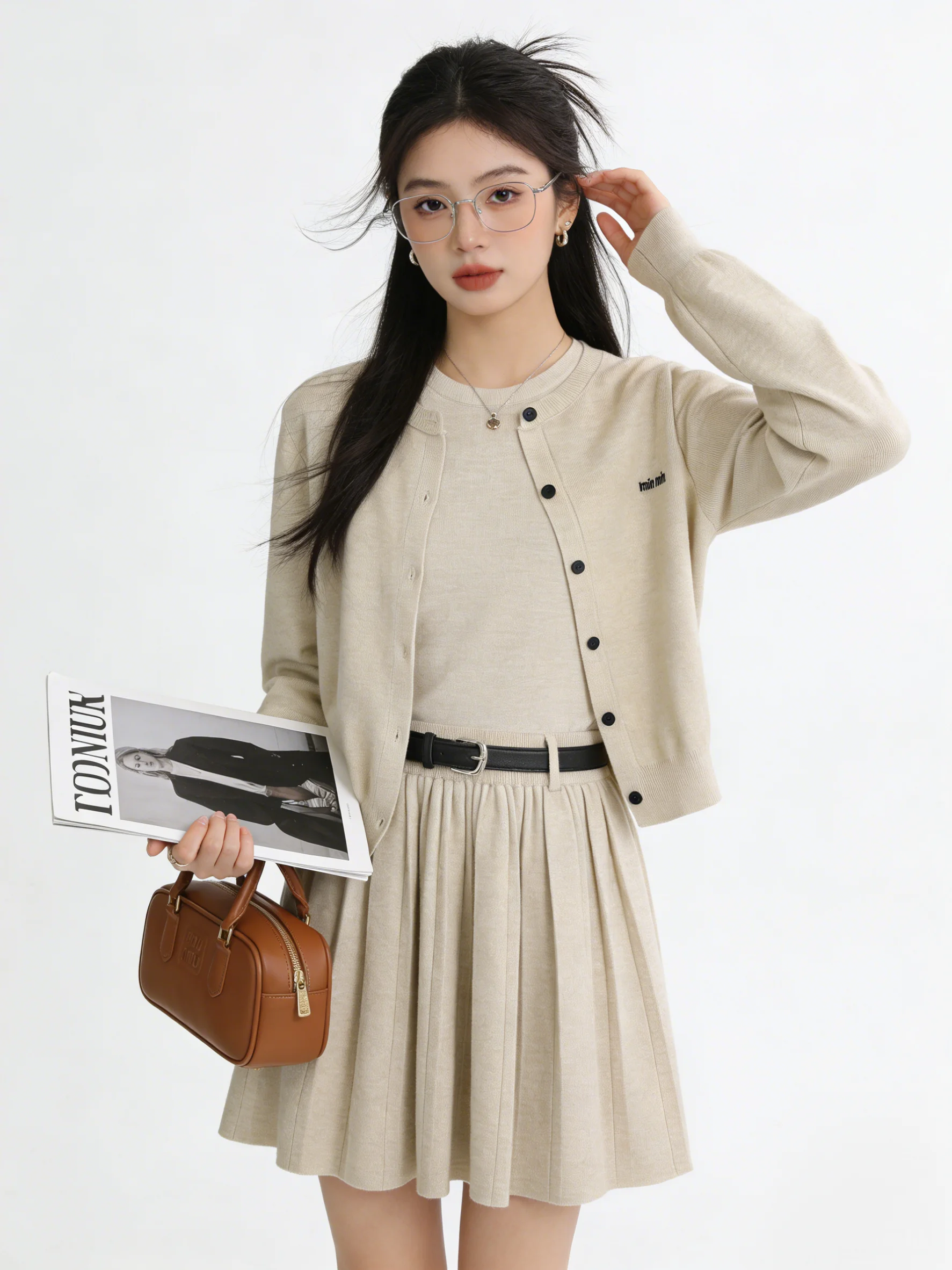 

Корейский стиль: короткий вязаный кардиган-жакет, модный жилет для многослойных образов, утягивающий силуэт, с вышивкой, короткая юбка, весенний сезон, женский.