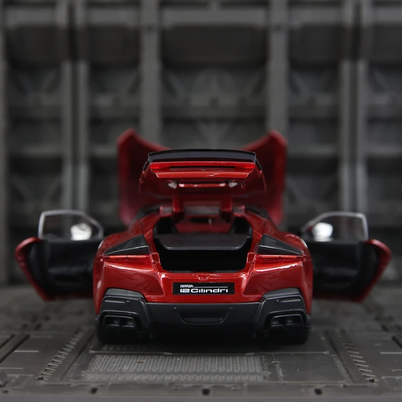 Bburago 1:24 simulação Ferrari 12 Cilindri liga modelo de carro portas e capô do motor, porta-malas pode ser aberto detalhes ricos