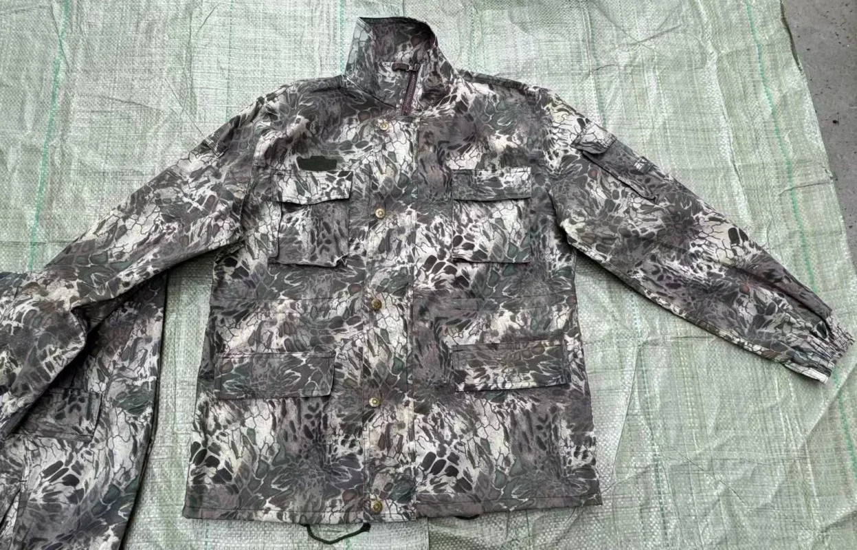 Outdoor camouflage clothing, including jacket and pants