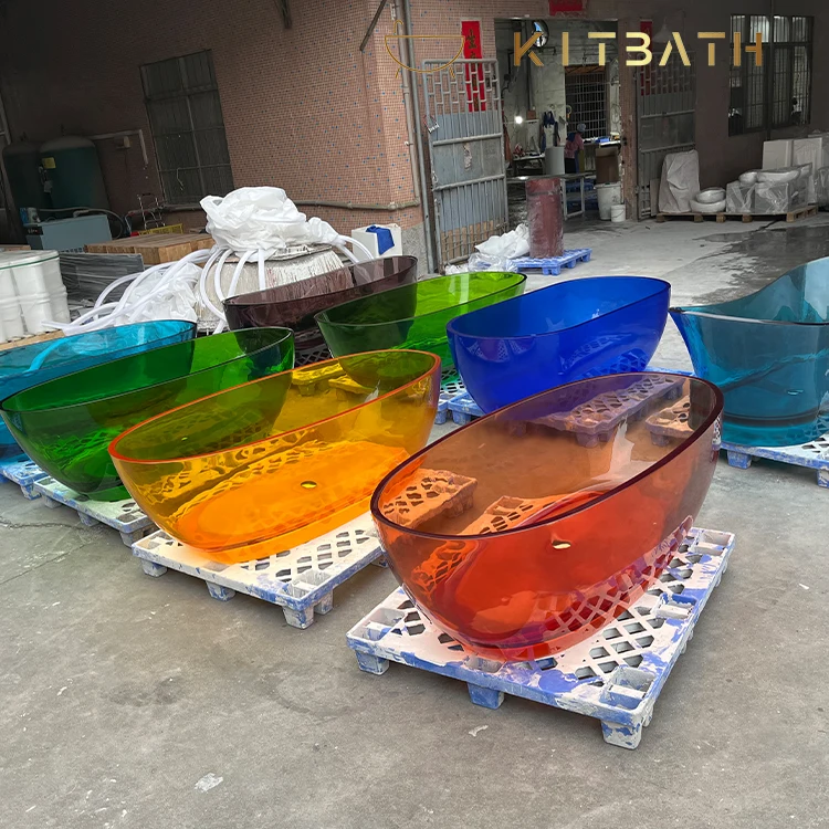 Vasca da bagno in resina trasparente nella vasca da bagno