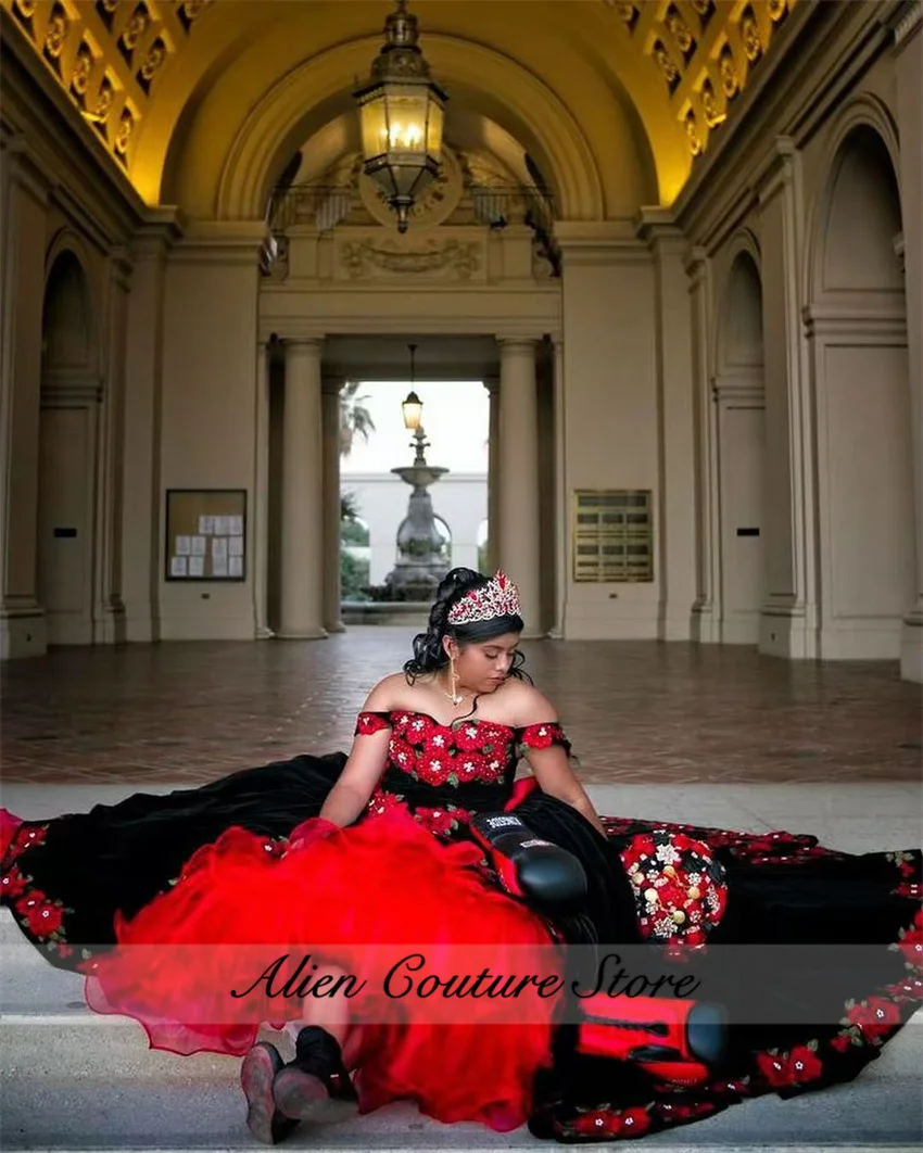 Vestidos Quinceanera com miçangas e babados, vestido de baile fora do ombro, apliques de flores vermelhas, doce vestido de aniversário, preto, 16