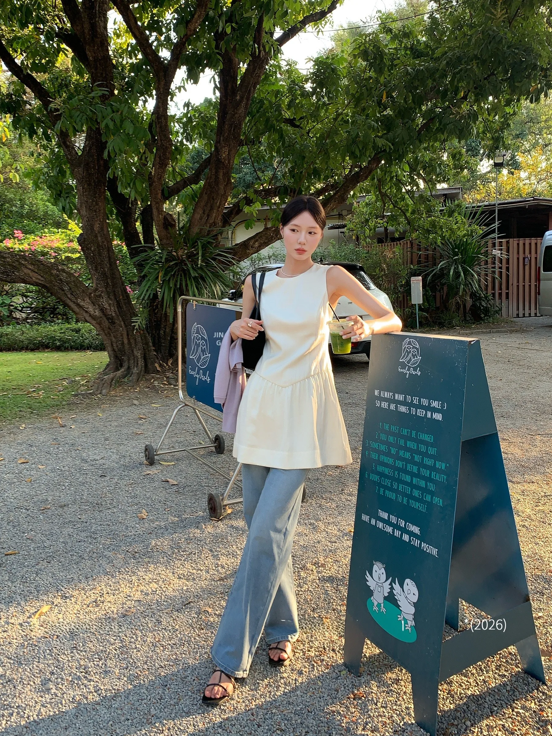 

Корейская юбка А-силуэта из вискозного волокна с круглым вырезом, приталенная, с крупным цветочным принтом, с завышенной талией, создающая эффект сияния