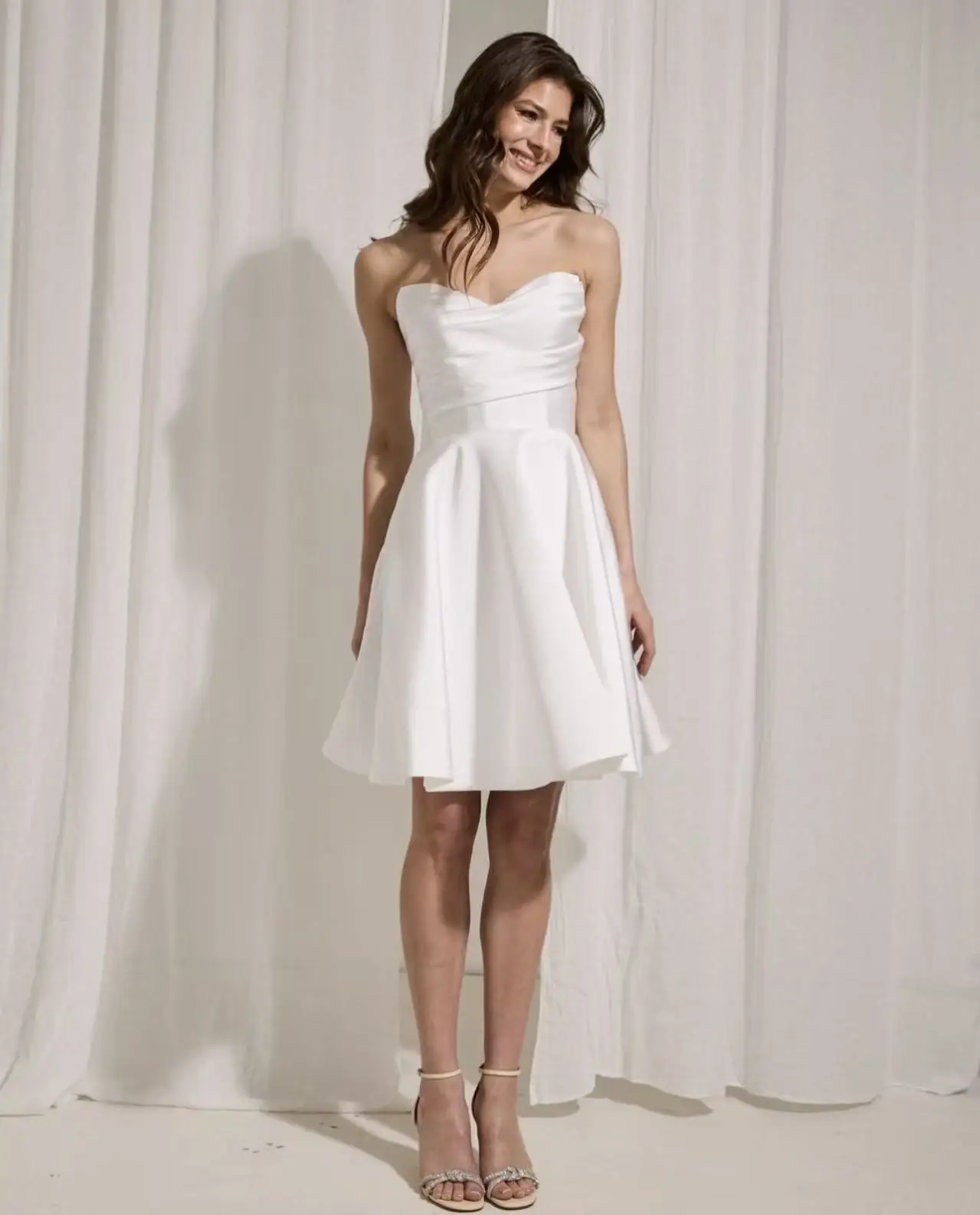 

Белые мини-свадебные платья по индивидуальному заказу2025Милая декольте плиссированное летнее короткое свадебное платье трапециевидной формы Вечерние пляжные свадебные платья